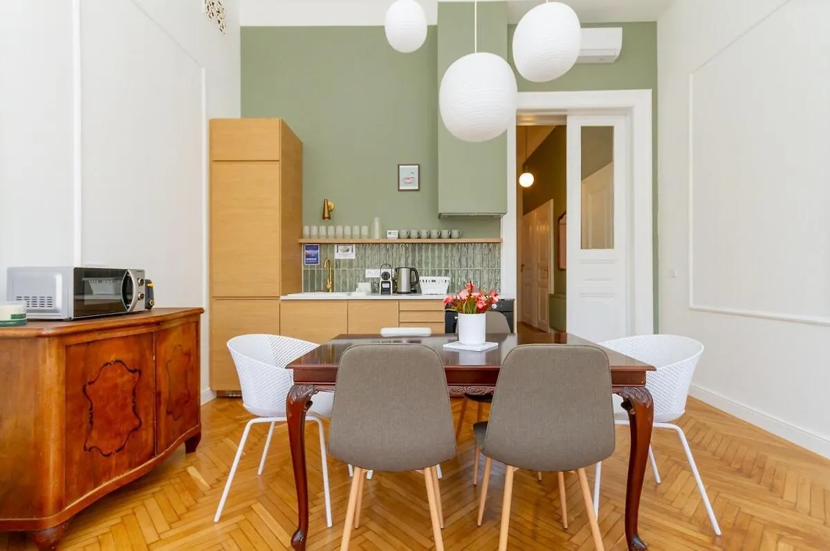 2Br Modern Elegance W Sauna And Ac By Budapest