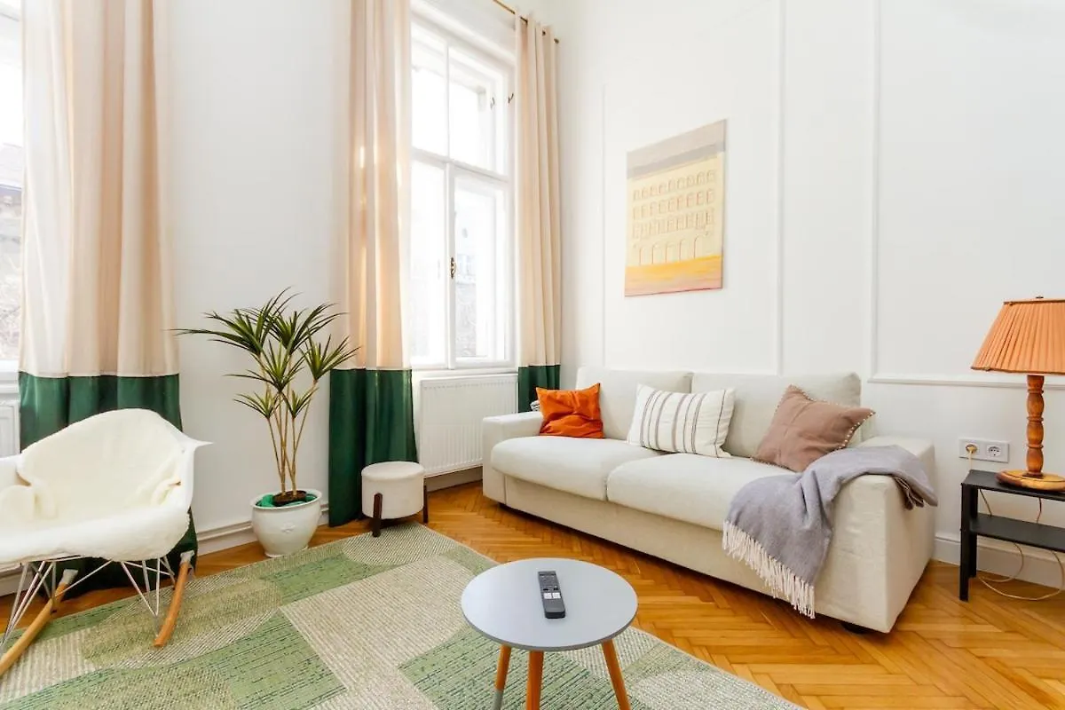 2Br Modern Elegance W Sauna And Ac By Budapest
