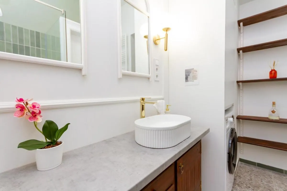 2Br Modern Elegance W Sauna And Ac By Budapest