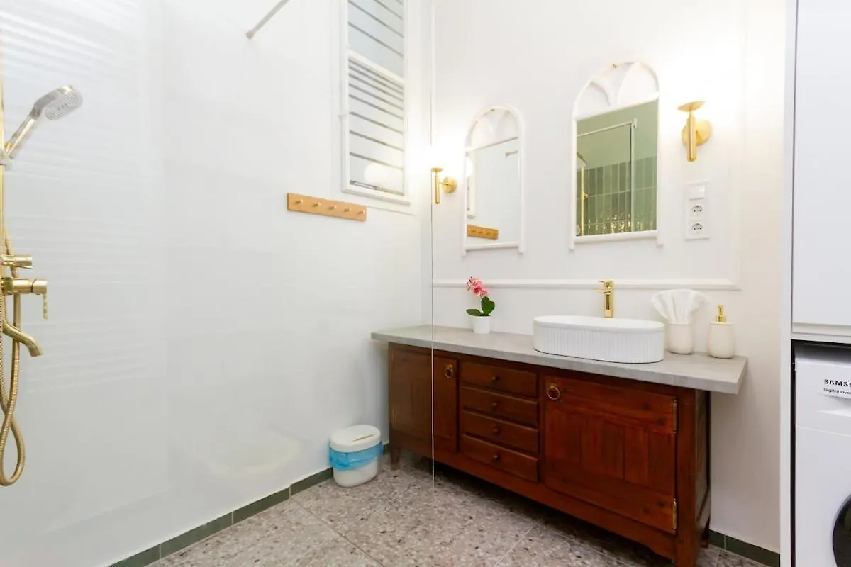 2Br Modern Elegance W Sauna And Ac By Budapest 0*,